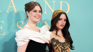 Auf dem Bild zu sehen sind Amy Adams und Jenna Ortega auf dem Filmfestival in London.