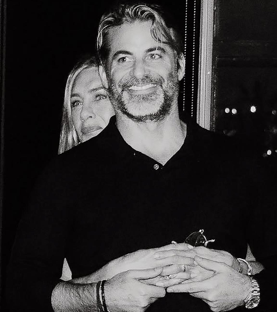 Ein schwarz-weiß Foto von Jennifer Aniston und Jim Curtis.