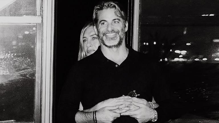 Ein schwarz-weiß Foto von Jennifer Aniston und Jim Curtis.
