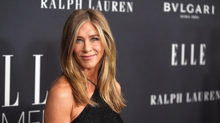 Jennifer Aniston ist eine der Preisträgerinnen der "Elle Women in Hollywood Awards". Auf ein Red Carpet Debut mit ihrem Freund Jim Curtis warteten die Fans allerdings vergeblich. (18.11.2025) 