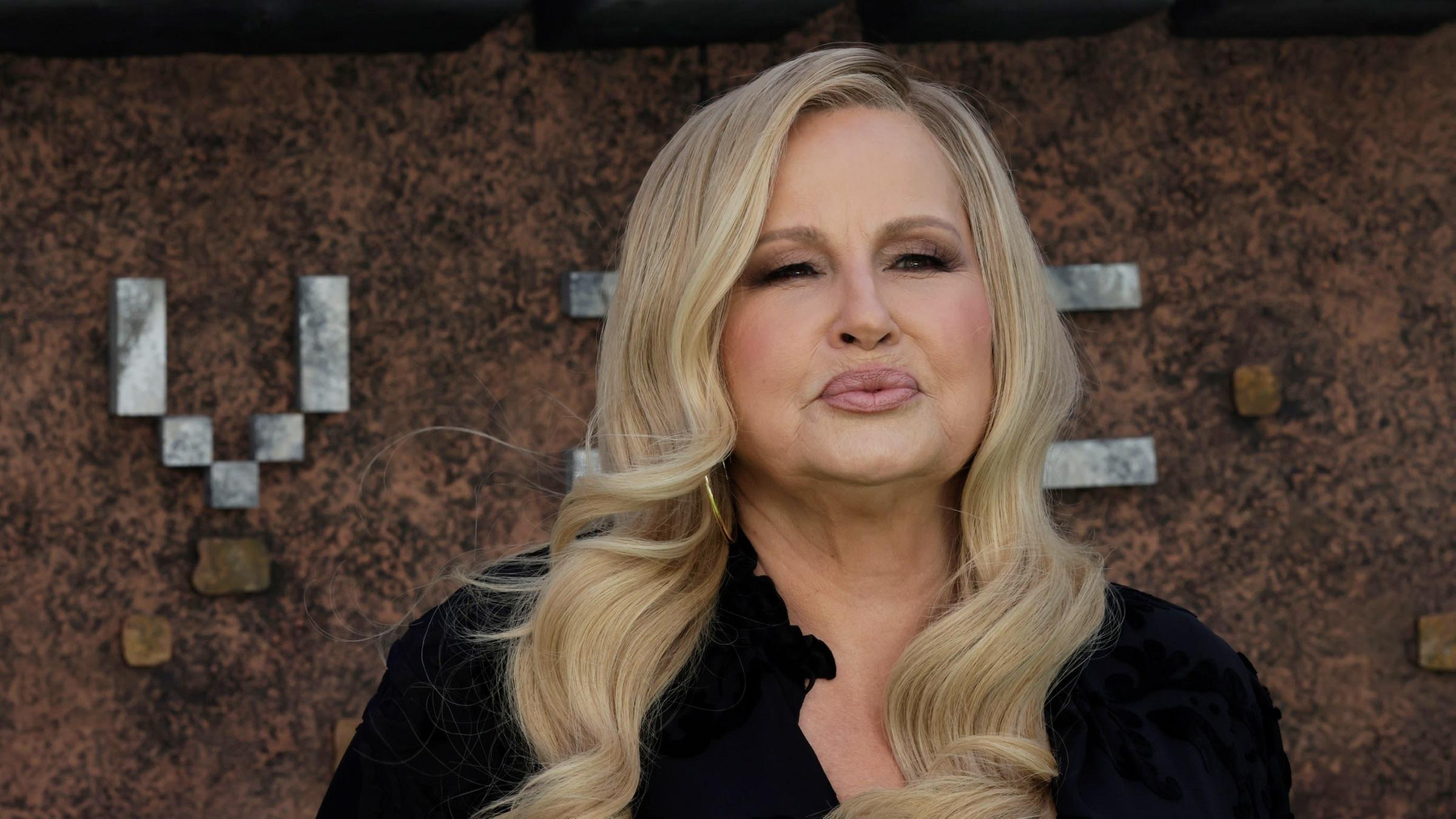 Nach eigener Aussage liebt Jennifer Coolidge ausgedehnte Pausen. Das sei ihr "Schlüssel", um in Hollywood zu überleben, sagte die Schauspielerin bei "Entertainment tonight". (07.04.2025)