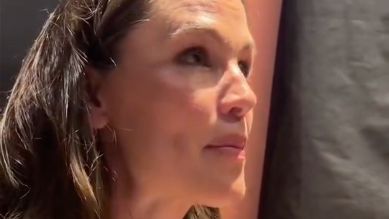 Standbild eines Instagram-Video von Jennifer Garner im stehengebliebenen Aufzug