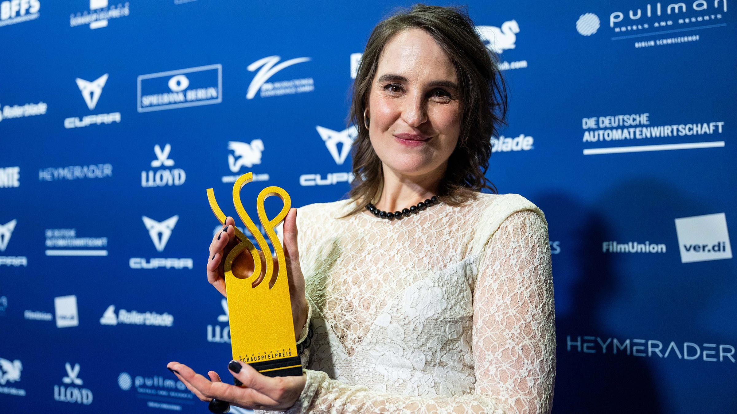 Ausgezeichnet wurde die 44-jährige Schauspielerin aus Schwerin in der Kategorie "Dramatische Hauptrolle". Sie spielt in "Ich sterbe. Kommst du?" eine krebskranke Mutter. (10.10.2025)