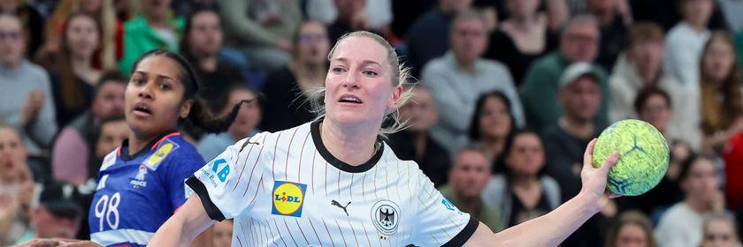 Jenny Behrend Germany controls the ball