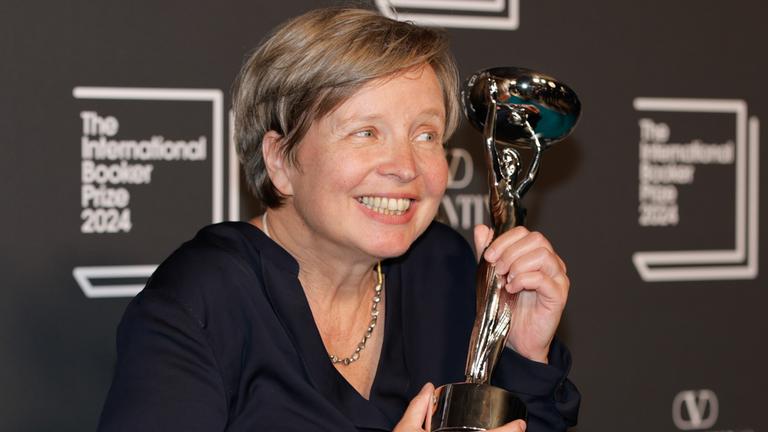 Die Schriftstellerin Jenny Erpenbeck hat den International Booker Prize 2024 gewonnen.