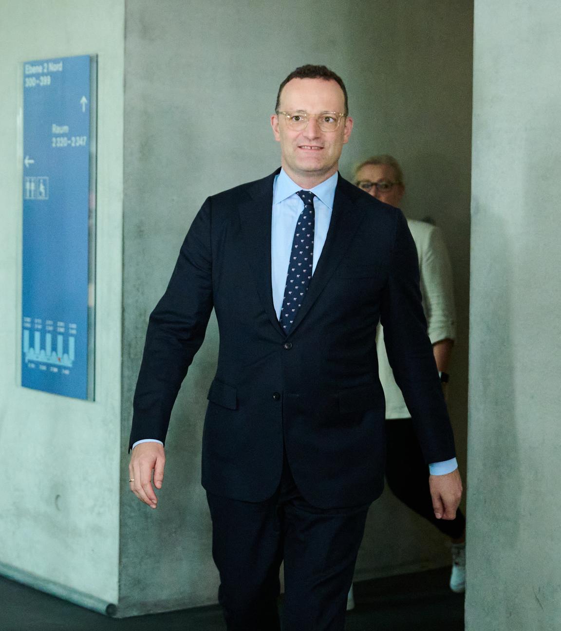 Jens Spahn kommt zum Haushaltsausschuss ins Paul-Löbe-Haus. 