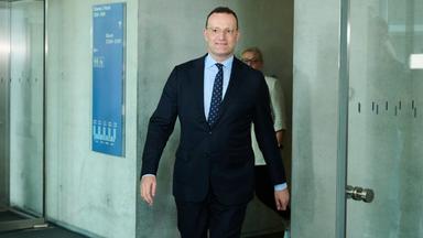 Jens Spahn kommt zum Haushaltsausschuss ins Paul-Löbe-Haus. 