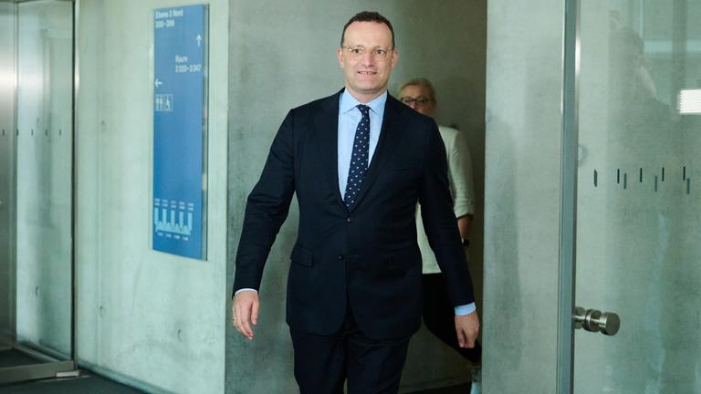 Jens Spahn kommt zum Haushaltsausschuss ins Paul-Löbe-Haus. 