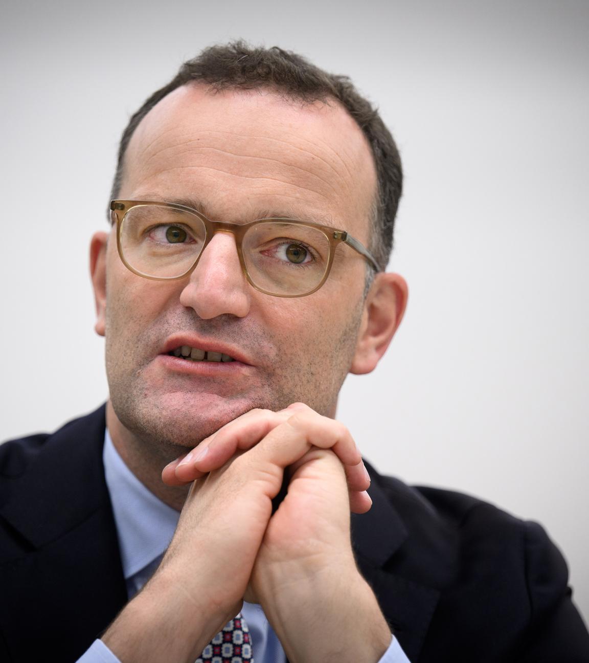 Jens Spahn (CDU), Vorsitzender der CDU/CSU-Bundestagsfraktion, sitzt bei einem Gespräch mit der Deutschen Presse-Agentur dpa im Newsroom der Nachrichtenagentur. 