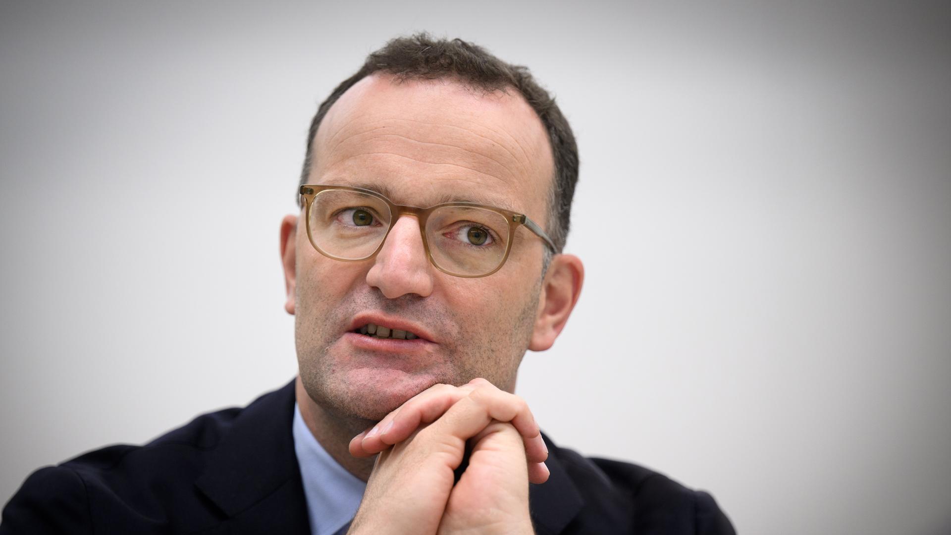 Jens Spahn (CDU), Vorsitzender der CDU/CSU-Bundestagsfraktion, sitzt bei einem Gespräch mit der Deutschen Presse-Agentur dpa im Newsroom der Nachrichtenagentur. 