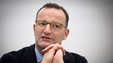 Jens Spahn (CDU), Vorsitzender der CDU/CSU-Bundestagsfraktion, sitzt bei einem Gespräch mit der Deutschen Presse-Agentur dpa im Newsroom der Nachrichtenagentur. 