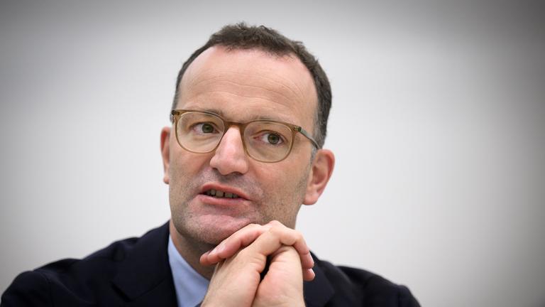 Jens Spahn (CDU), Vorsitzender der CDU/CSU-Bundestagsfraktion, sitzt bei einem Gespräch mit der Deutschen Presse-Agentur dpa im Newsroom der Nachrichtenagentur. 