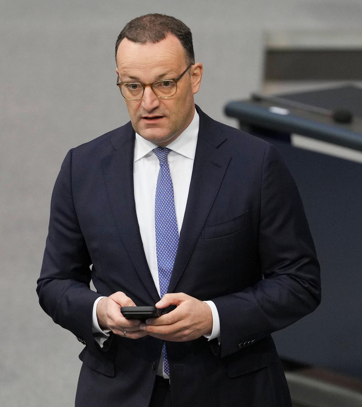 Jens Spahn (CDU) schreibt eine Nachricht auf dem Mobiltelefon bei seinem Weg in das Plenum bei der 28. Sitzung des Deutschen Bundestag in Berlin am 25.09.2025.