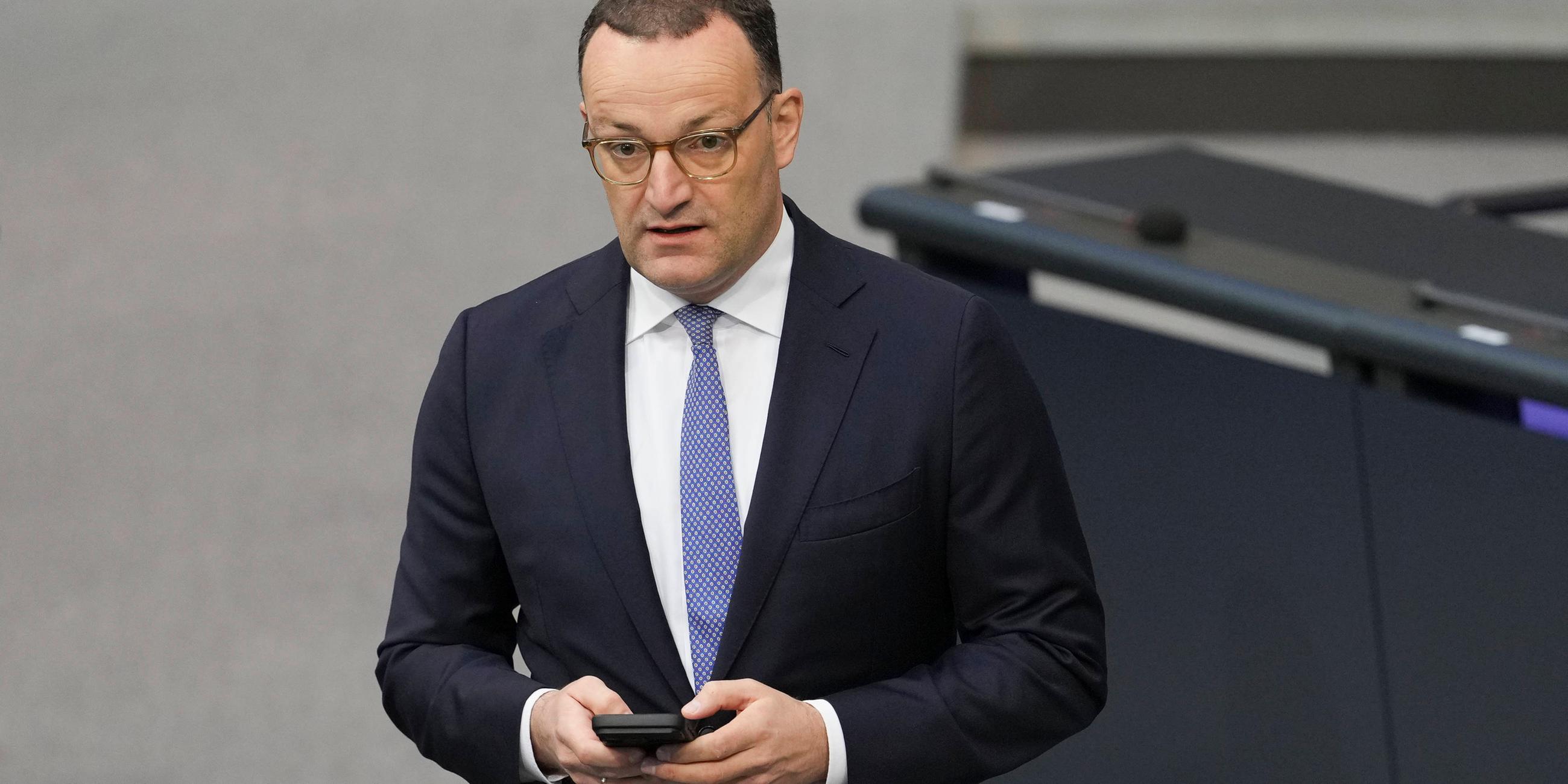 Die Union debattiert nach Angaben von Fraktionschef Jens Spahn über eine Altersgrenze für die Nutzung sozialer Medien von 16 Jahren. (Archivbild)