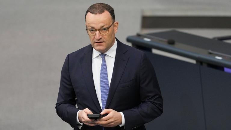 Jens Spahn (CDU) schreibt eine Nachricht auf dem Mobiltelefon bei seinem Weg in das Plenum bei der 28. Sitzung des Deutschen Bundestag in Berlin am 25.09.2025.