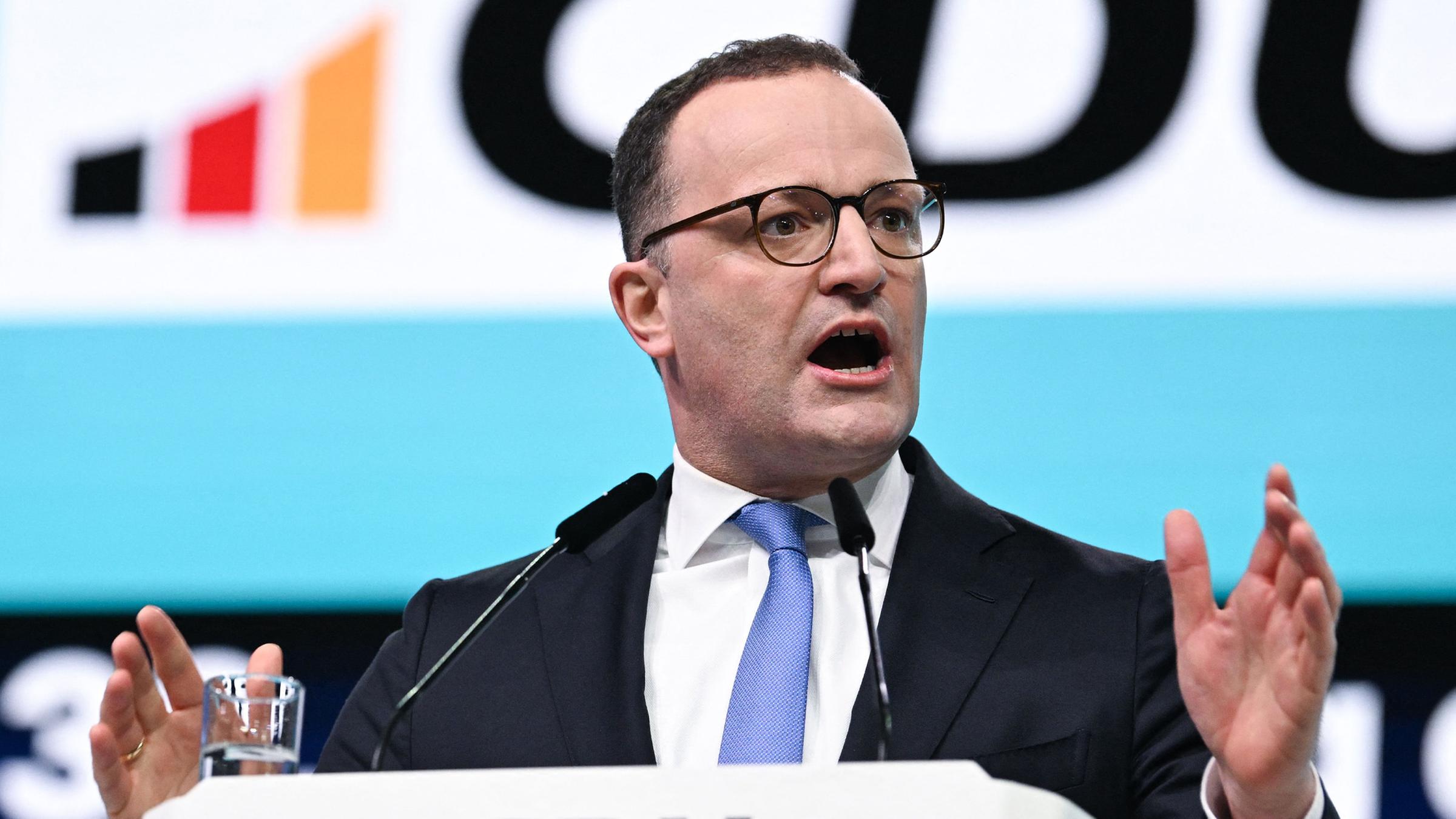 Jens Spahn, Vorsitzender der Unions-Fraktion im Bundestag, spricht beim CDU-Bundesparteitag am 21.02.2026 in Stuttgart.
