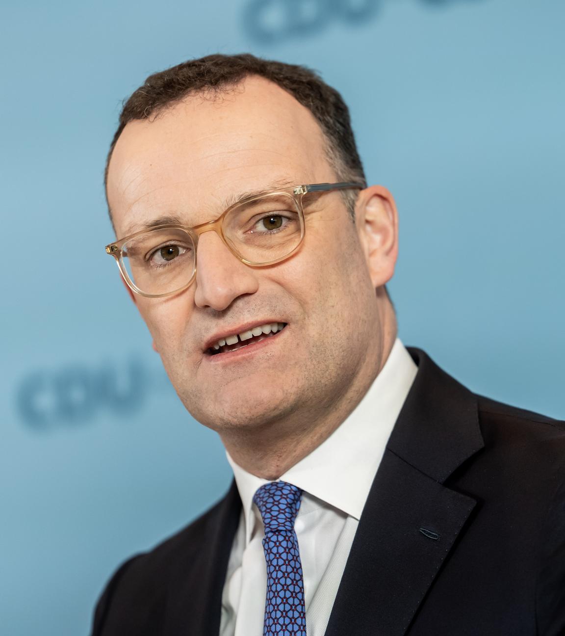 Jens Spahn spricht vor Beginn der Fraktionssitzung im Bundestag.