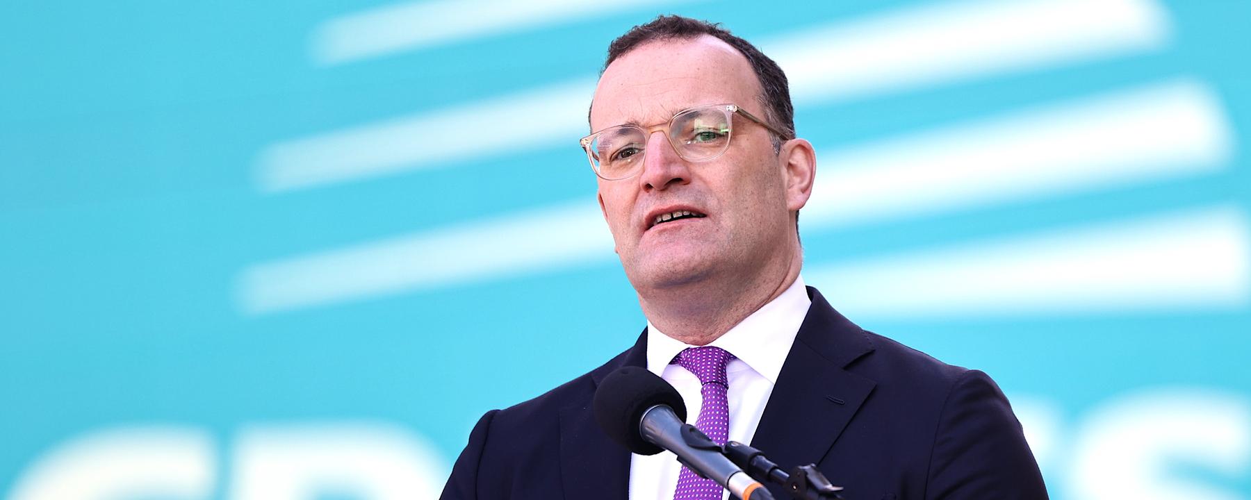 Jens Spahn (CDU), CDU/CSU- Fraktionsvorsitzender im Bundestag, während der Pressekonferenz zur zweitägigen Klausur des Vorstands der CDU/CSU-Bundestagsfraktion am 27. April 2026 in Berlin.