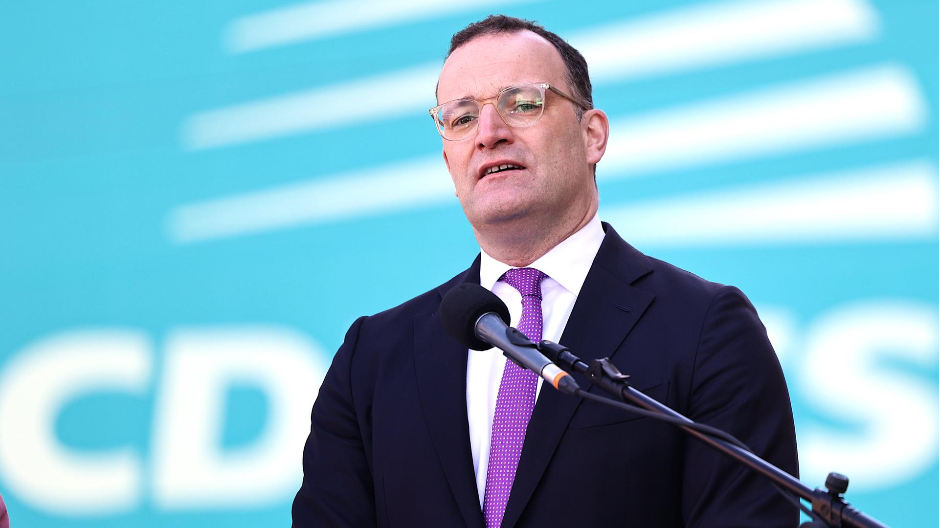 Jens Spahn (CDU), CDU/CSU- Fraktionsvorsitzender im Bundestag, während der Pressekonferenz zur zweitägigen Klausur des Vorstands der CDU/CSU-Bundestagsfraktion am 27. April 2026 in Berlin.