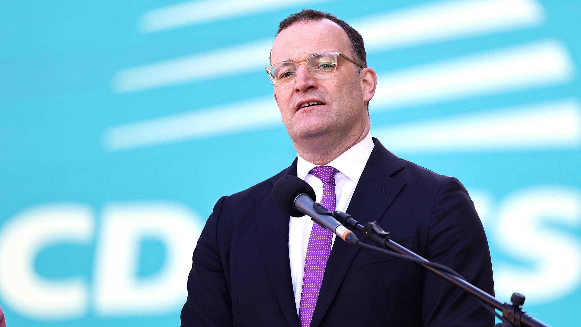 Jens Spahn (CDU), CDU/CSU- Fraktionsvorsitzender im Bundestag, während der Pressekonferenz zur zweitägigen Klausur des Vorstands der CDU/CSU-Bundestagsfraktion am 27. April 2026 in Berlin.