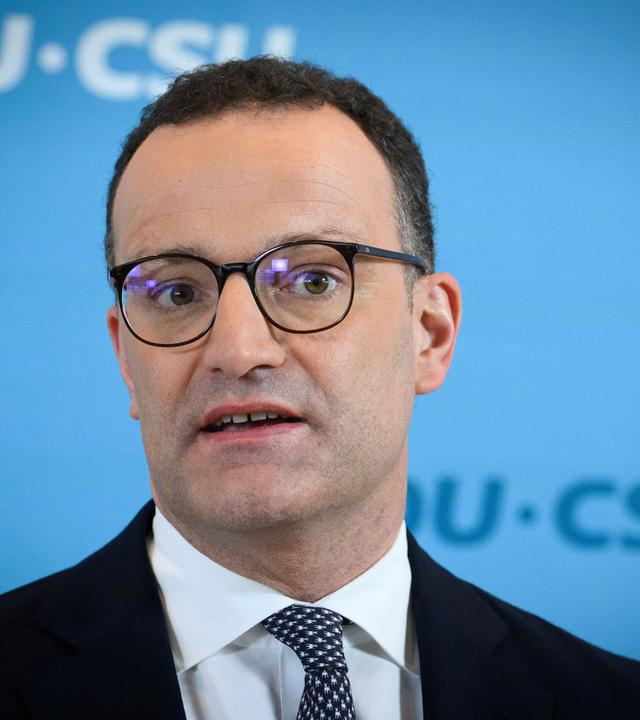 Jens Spahn, Vorsitzender der CDU/CSU-Bundestagsfraktion, spricht vor der Sitzung der CDU/CSU-Bundestagsfraktion.