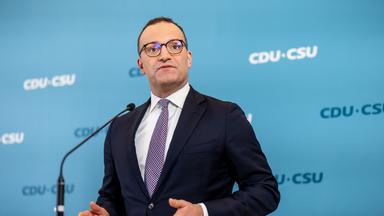 Jens Spahn, CDU/CSU Fraktionsvorsitzender im Bundestag, spricht beim Pressestatement vor Beginn der Fraktionssitzung im Bundestag.