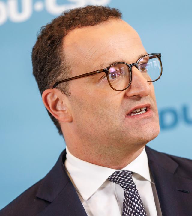 Jens Spahn (CDU) spricht waehrend eines Statement vor den Fraktionssitzungen am 07.07.2026 in Berlin.