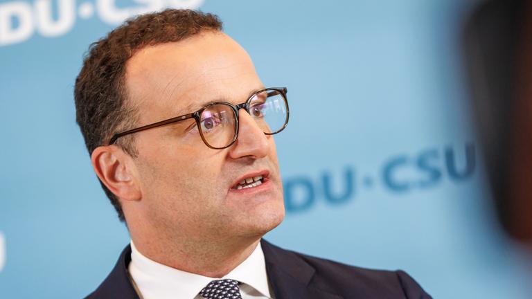 Jens Spahn (CDU) spricht waehrend eines Statement vor den Fraktionssitzungen am 07.07.2026 in Berlin.