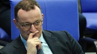 ens Spahn (CDU), ehemaliger Vorsitzender der CDU/CSU-Bundestagsfraktion, verfolgt aus einer hinteren Reihe die Sitzung des Bundestags zu Beginn der Haushaltswoche.
