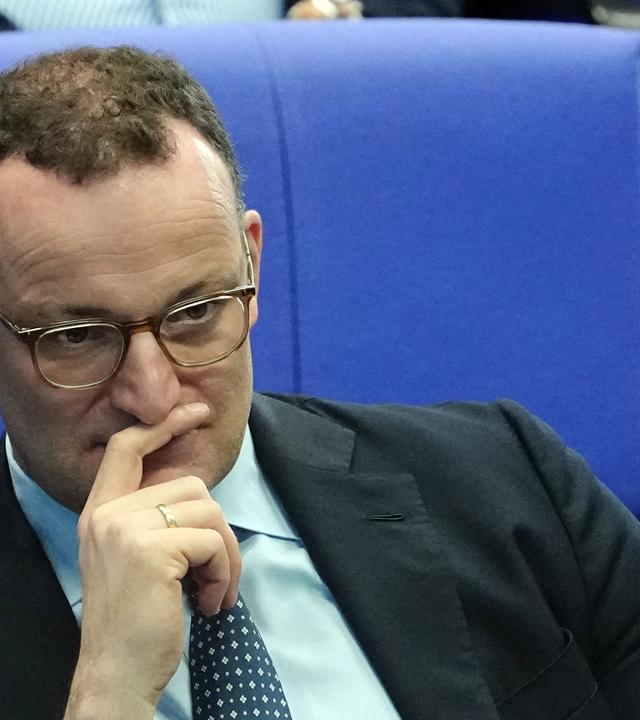 ens Spahn (CDU), ehemaliger Vorsitzender der CDU/CSU-Bundestagsfraktion, verfolgt aus einer hinteren Reihe die Sitzung des Bundestags zu Beginn der Haushaltswoche.
