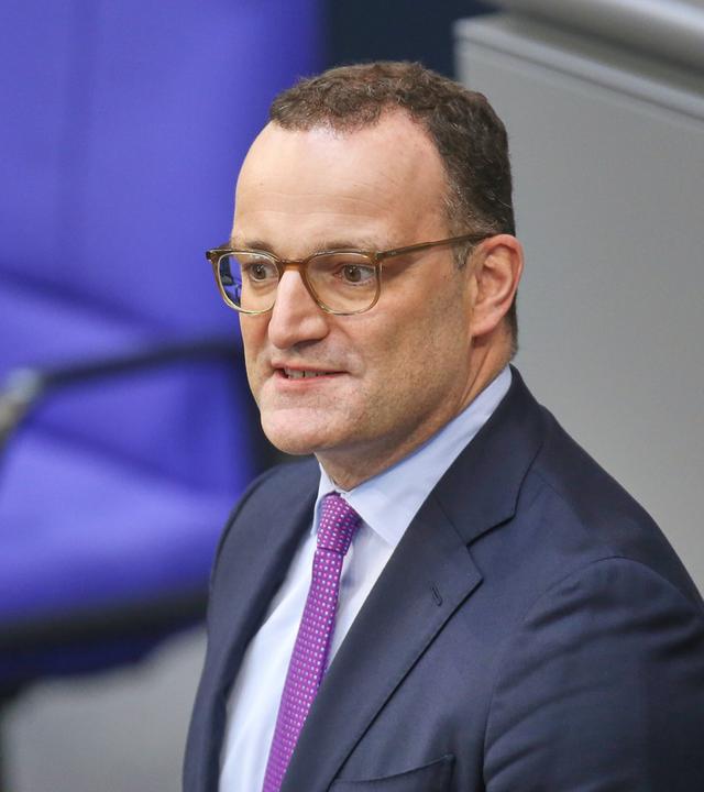 Jens Spahn redet bei der Bundestagssitzung.