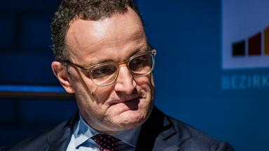 Jens Spahn (CDU) sitzt am 15.09.2026 auf dem Bezirksparteitag der CDU Münsterland, in Havixbeck, auf dem Podest.