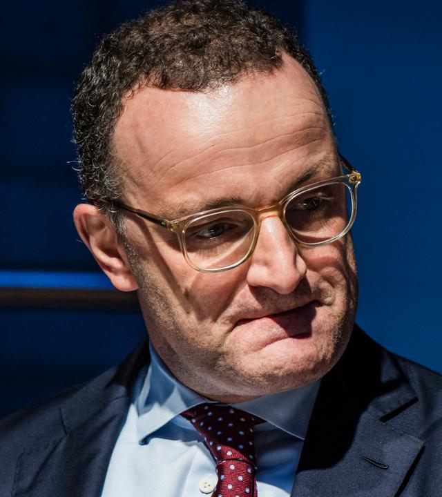 Jens Spahn (CDU) sitzt am 15.09.2026 auf dem Bezirksparteitag der CDU Münsterland, in Havixbeck, auf dem Podest.