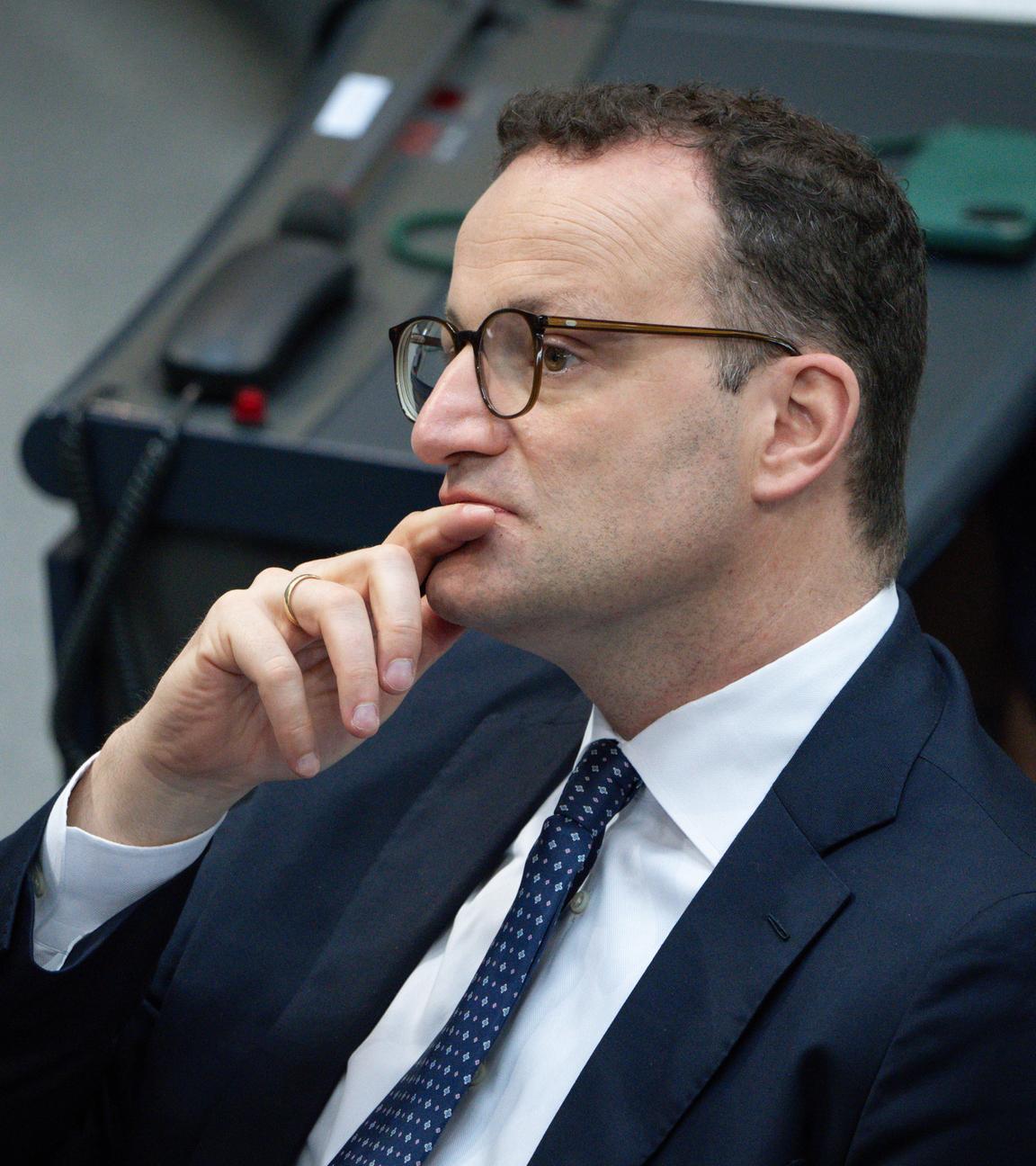 Jens Spahn (CDU) nachdenklich im Plenum bei der 10. Sitzung des Deutschen Bundestag in Berlin, 05.06.2025