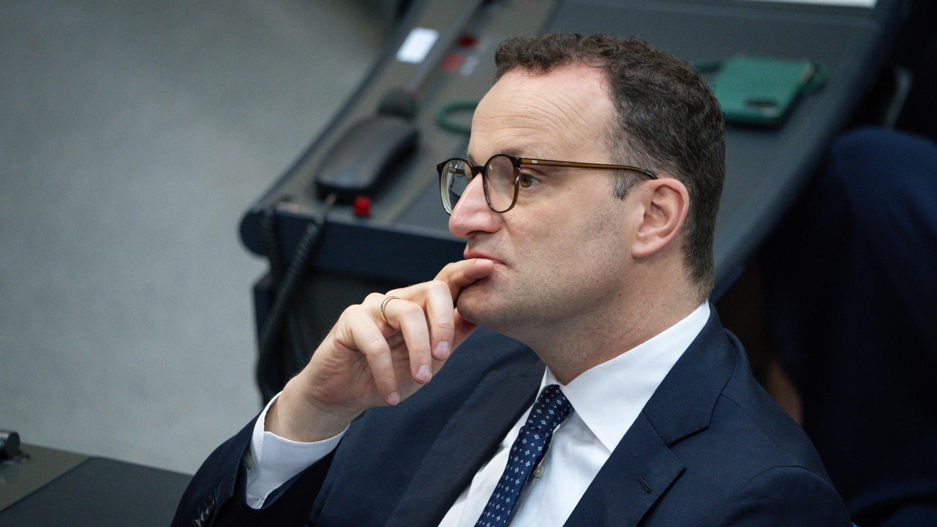 Jens Spahn (CDU) nachdenklich im Plenum bei der 10. Sitzung des Deutschen Bundestag in Berlin, 05.06.2025