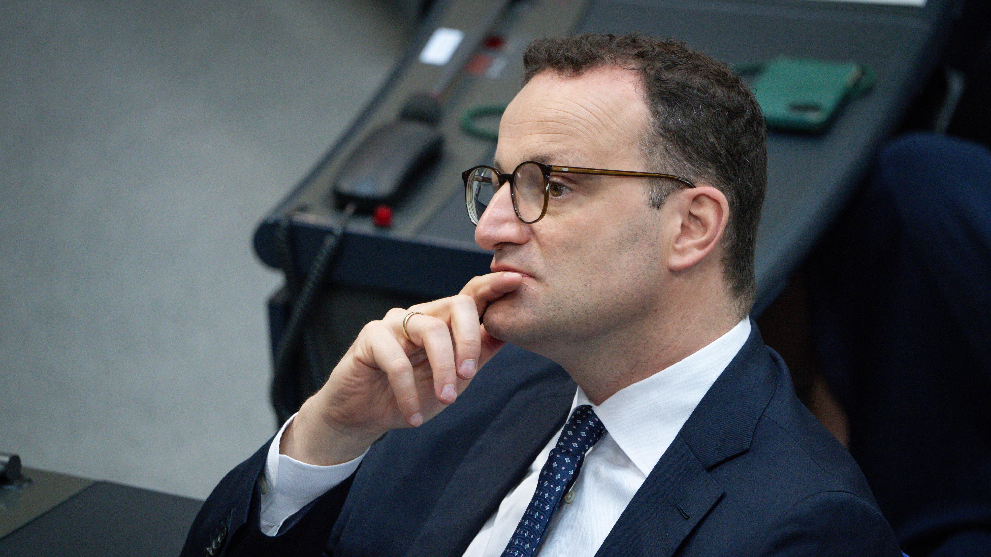 Jens Spahn (CDU) nachdenklich im Plenum bei der 10. Sitzung des Deutschen Bundestag in Berlin, 05.06.2025