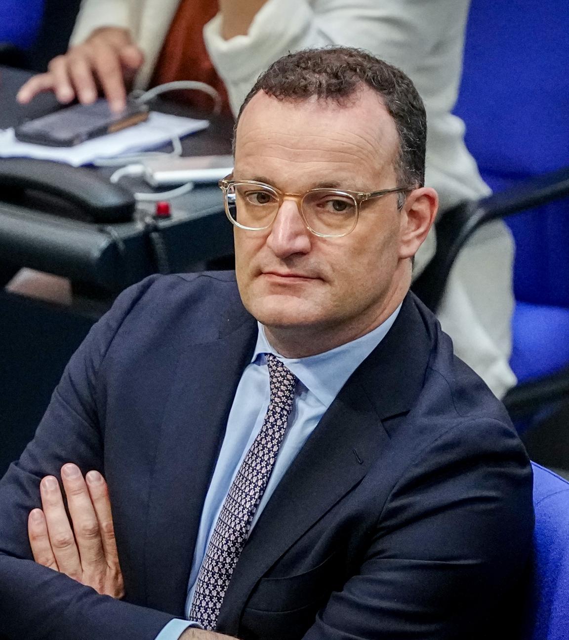 Jens Spahn (CDU), Vorsitzender der Unions-Fraktion im Bundestag, nimmt an der Sitzung des Bundestags teil. 