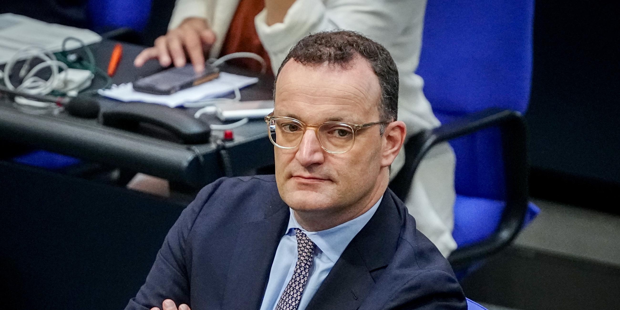 Jens Spahn (CDU), Vorsitzender der Unions-Fraktion im Bundestag, nimmt an der Sitzung des Bundestags teil. 