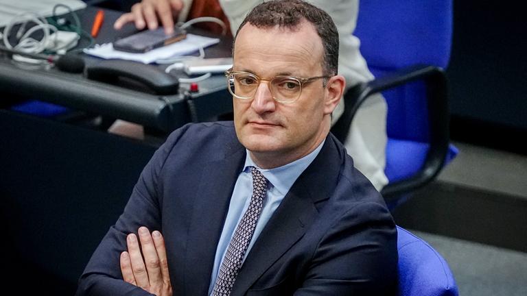 Jens Spahn (CDU), Vorsitzender der Unions-Fraktion im Bundestag, nimmt an der Sitzung des Bundestags teil. 