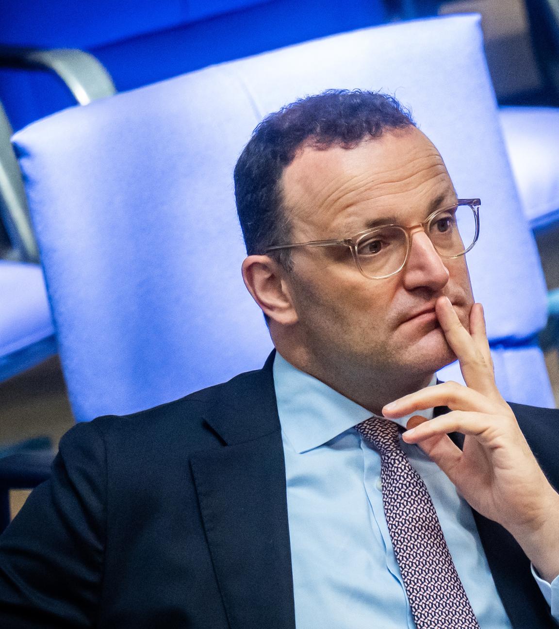 Archiv: Jens Spahn, CDU/CSU Fraktionsvorsitzender im Bundestag, verfolgt die Debatte im Bundestag bei den Haushaltsberatungen zur Einbringung des Entwurfs für den Bundeshaushalt 2025. 