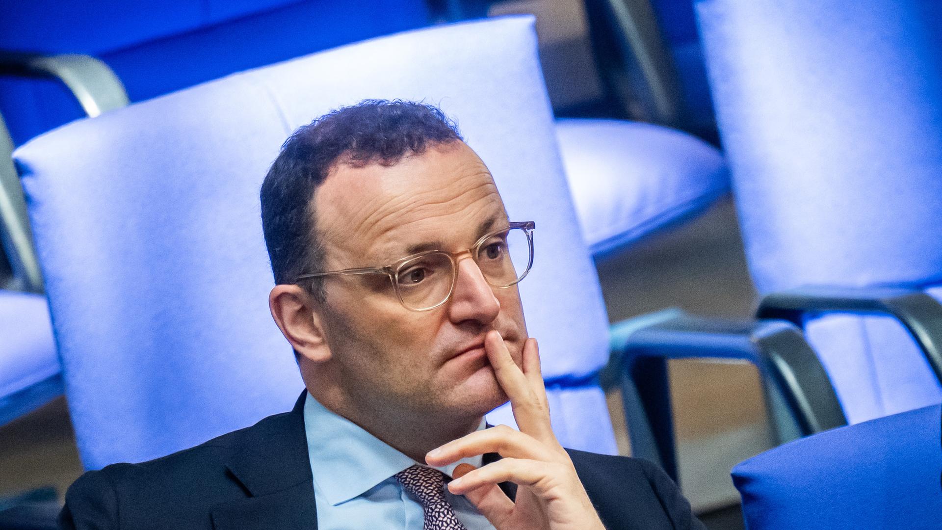 Archiv: Jens Spahn, CDU/CSU Fraktionsvorsitzender im Bundestag, verfolgt die Debatte im Bundestag bei den Haushaltsberatungen zur Einbringung des Entwurfs für den Bundeshaushalt 2025. 