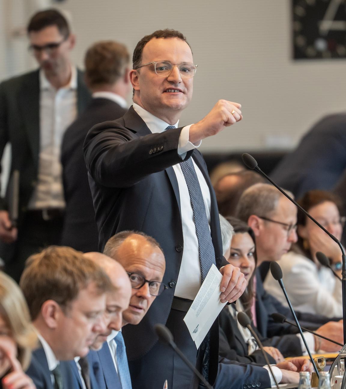 Berlin: Jens Spahn (CDU), CDU/CSU Fraktionsvorsitzender im Bundestag, spricht neben Bundeskanzler Friedrich Merz (CDU) zu Beginn der Sitzung der CDU/CSU Fraktion im Bundestag