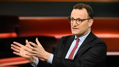 Jens Spahn sitzt in der Sendung "Markus Lanz" und gestikuliert mit den Händen