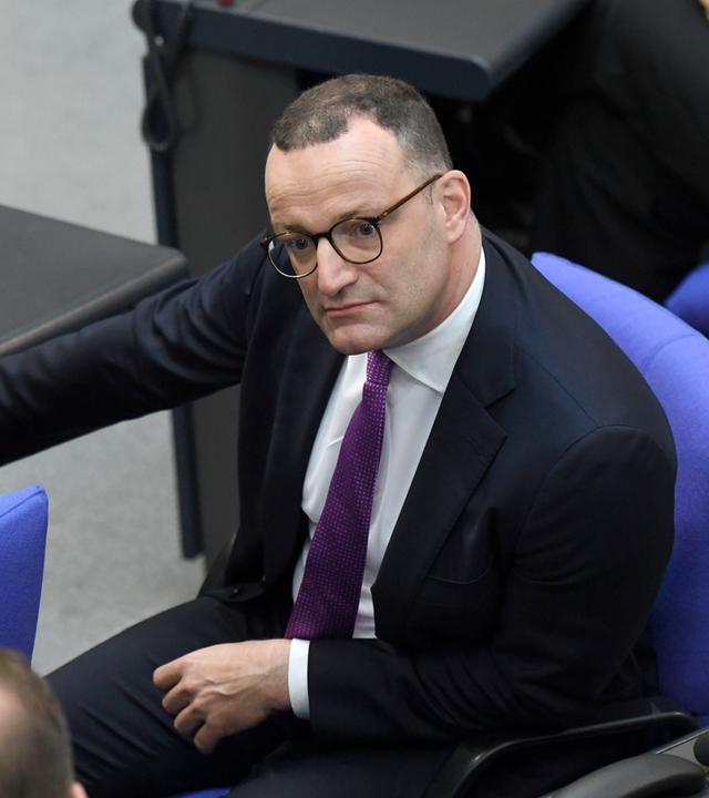 Berlin: Jens Spahn in der 90.Sitzung des 21. Deutschen Bundestags.