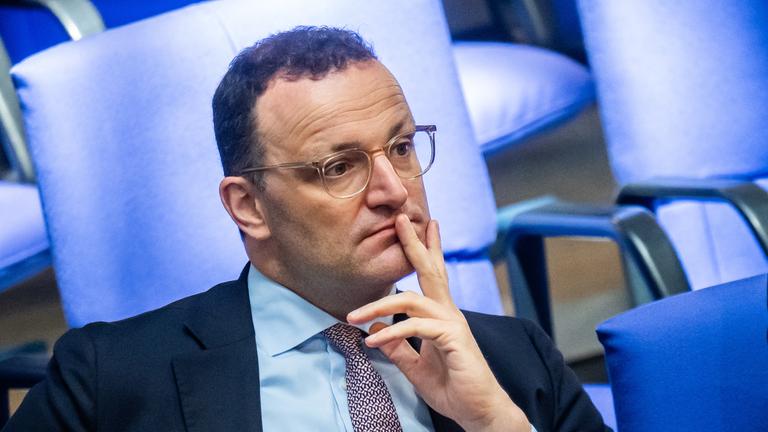08.07.2025, Berlin: Jens Spahn, CDU/CSU Fraktionsvorsitzender im Bundestag, verfolgt die Debatte im Bundestag bei den Haushaltsberatungen zur Einbringung des Entwurfs für den Bundeshaushalt 2025.