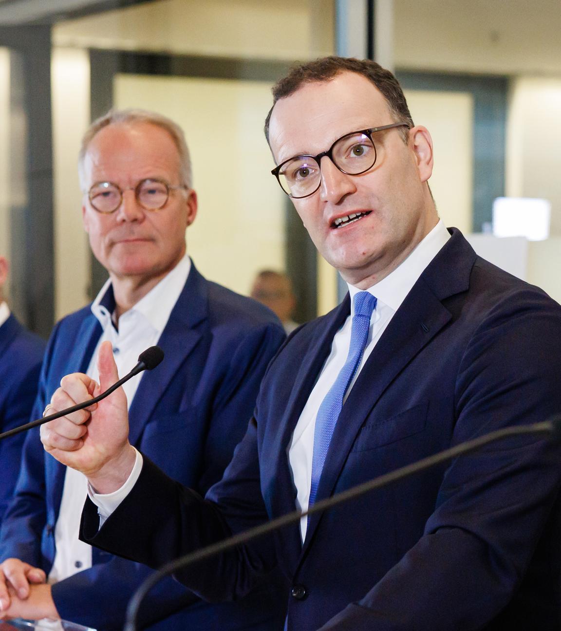 Der CDU-Fraktionsvorsitzende im Bundestag, Jens Spahn (3. v. l.), spricht neben Verteidigungsminister Boris Pistorius (r.), dem CSU-Fraktionsvorsitzenden im Bundestag, Alexander Hoffmann (l.), und dem SPD-Fraktionsvorsitzenden im Bundestag, Matthias Miersch (2. v. l.), während einer Pressekonferenz nach den Fraktionssitzungen der beteiligten Parteien in Berlin am 13. November 2025.