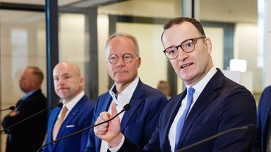 Der CDU-Fraktionsvorsitzende im Bundestag, Jens Spahn (3. v. l.), spricht neben Verteidigungsminister Boris Pistorius (r.), dem CSU-Fraktionsvorsitzenden im Bundestag, Alexander Hoffmann (l.), und dem SPD-Fraktionsvorsitzenden im Bundestag, Matthias Miersch (2. v. l.), während einer Pressekonferenz nach den Fraktionssitzungen der beteiligten Parteien in Berlin am 13. November 2025.