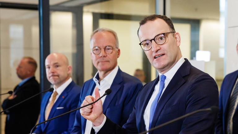 Der CDU-Fraktionsvorsitzende im Bundestag, Jens Spahn (3. v. l.), spricht neben Verteidigungsminister Boris Pistorius (r.), dem CSU-Fraktionsvorsitzenden im Bundestag, Alexander Hoffmann (l.), und dem SPD-Fraktionsvorsitzenden im Bundestag, Matthias Miersch (2. v. l.), während einer Pressekonferenz nach den Fraktionssitzungen der beteiligten Parteien in Berlin am 13. November 2025.