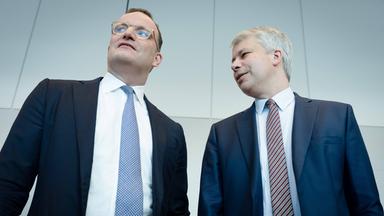 Jens Spahn, Vorsitzender der CDU/CSU-Bundestagsfraktion, und Steffen Bilger, Erster Parlamentarischer Geschäftsführer der CDU/CSU-Bundestagsfraktion, sprechen gemeinsam am 21.04.2026 im Deutschen Bundestag in Berlin.