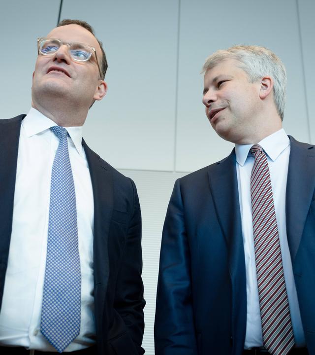 Jens Spahn, Vorsitzender der CDU/CSU-Bundestagsfraktion, und Steffen Bilger, Erster Parlamentarischer Geschäftsführer der CDU/CSU-Bundestagsfraktion, sprechen gemeinsam am 21.04.2026 im Deutschen Bundestag in Berlin.